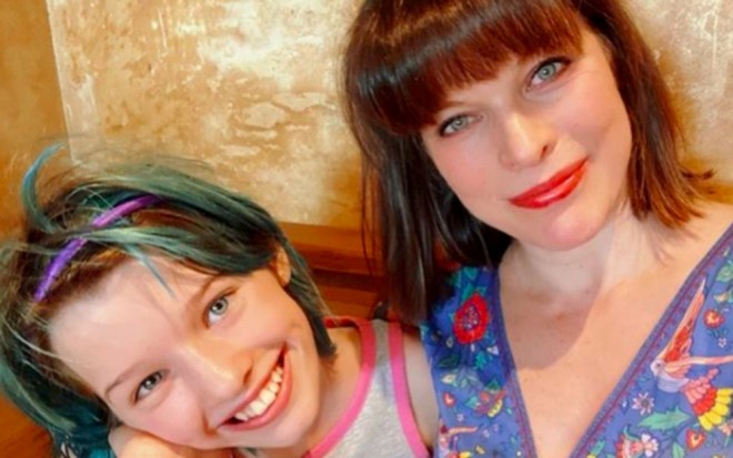Aktrisanın qızı anasının yolunu gedir - foto