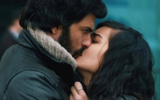 Tuba aktyorla birlikdə oynamaq istəyir