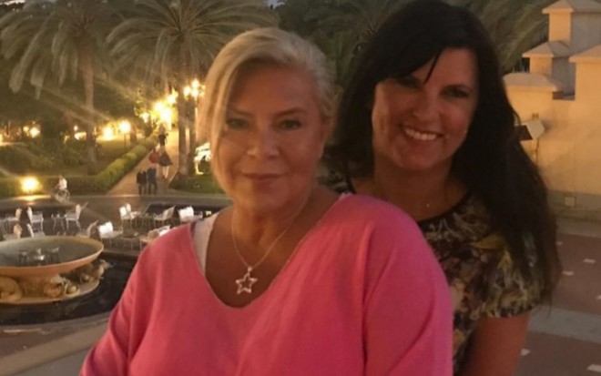 Dünya şöhrətli müğənni rəfiqəsi ilə nişanlandı