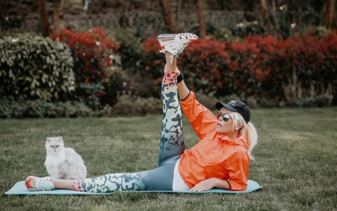 &nbsp;Ajda Pekkan&nbsp;idmanı evdə edir - foto