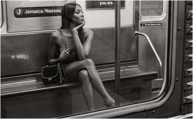 Model metroda çılpaq poz verdi - foto