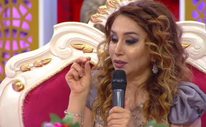 Elnarə həkim səhvindən səsini itirdi?