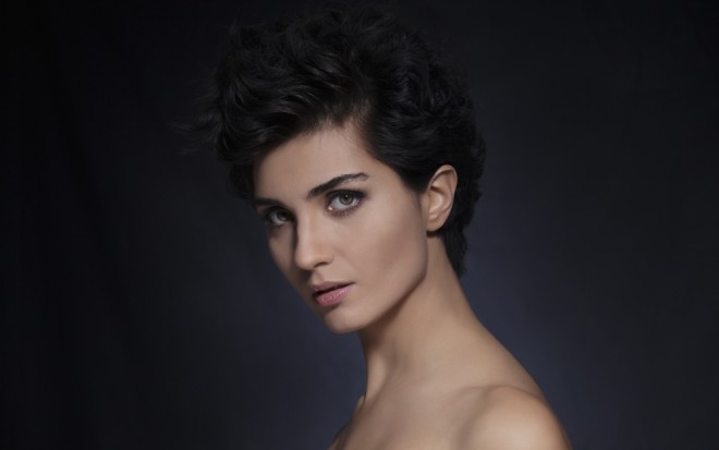 Aktrisa sevənləri ilə söhbət etdi