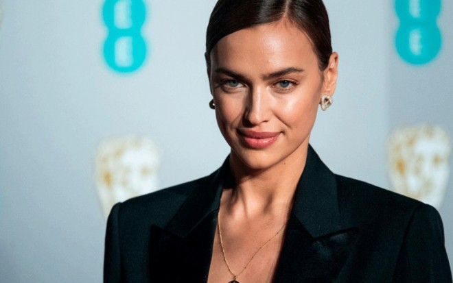 Model bədənini göstərdi - foto