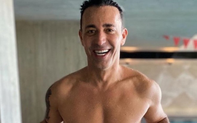 Mustafa Sandal yarıçılpaq halda