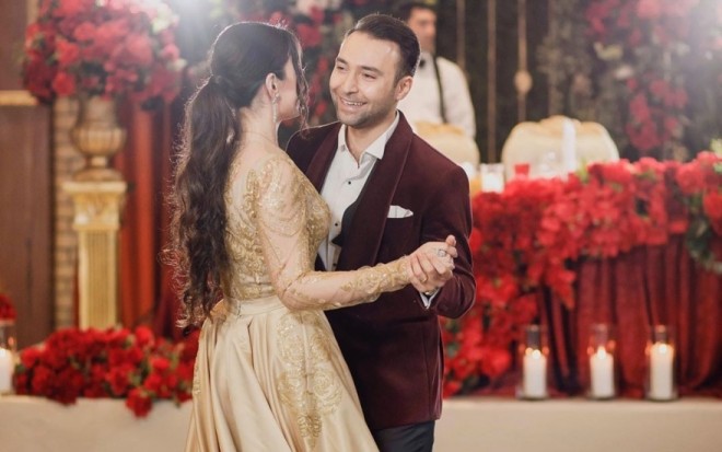 Azad&nbsp;xanımının üzünü göstərmədi - foto