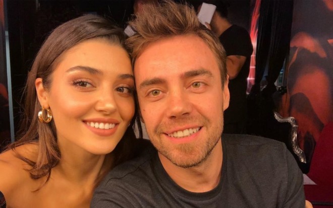 Eşq yaşadığı müğənniyə pul verdi