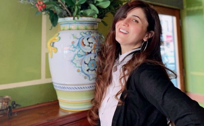 İlhamə şou-biznesə qatılmağa çalışır