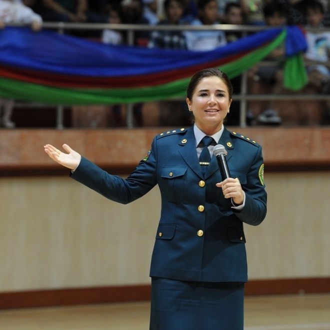 Elnarə sərhədçi olmağı ilə fəxr edir