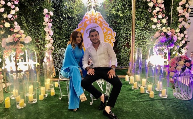 Elvin ev işində xanımına kömək edir