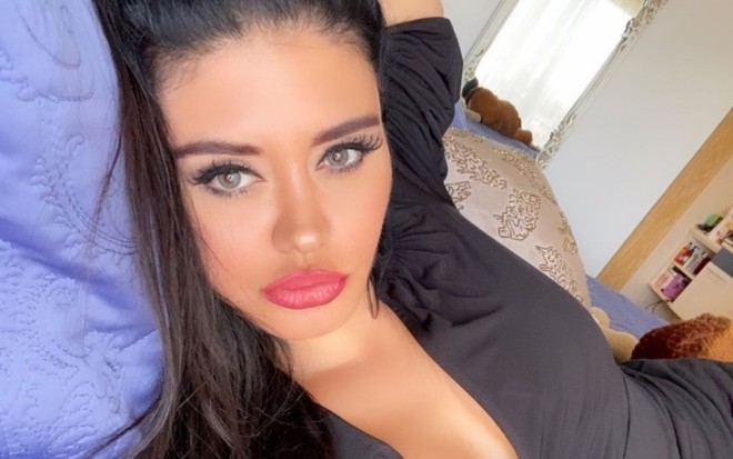 Müğənni dostlarına güvənmir