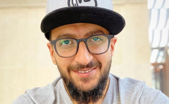 Əməkdar artist imicini dəyişdi