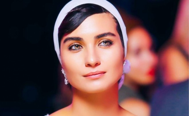 Aktrisa rəsm əsərlərini hərraca çıxarır - foto