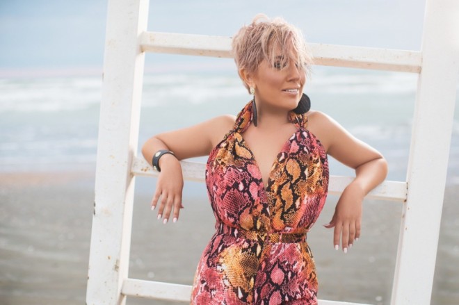 Əməkdar artistin çimərlikdə fotosessiyası