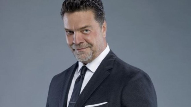 Şoumen evini satışa çıxardı