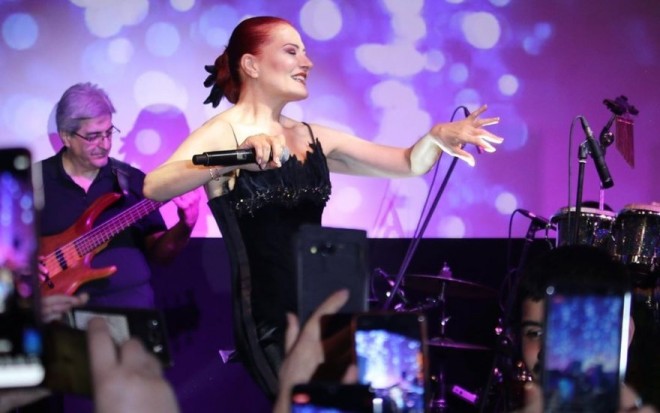 Səhnədə gözləri bağlı oxuyur - foto