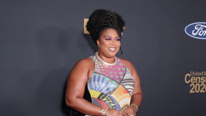 Müğənni açıq-saçıq rəqslərinə görə qovuldu