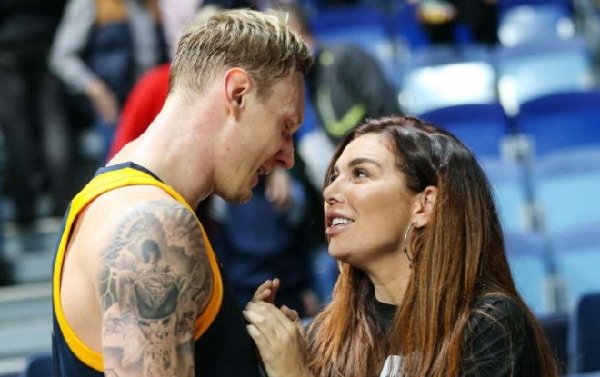 Müğənni basketbolçuya ərə gedir - foto