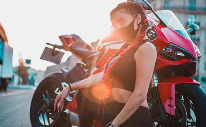 Renkanın&nbsp;&nbsp;motosikletlə&nbsp;fotosessiyası