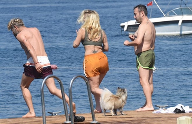 İrem dənizə şortiklə girdi - foto