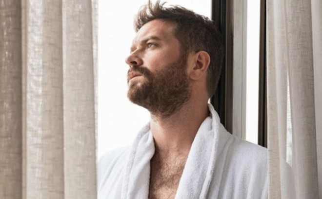 Aktyor plastik əməliyyat etdirib?