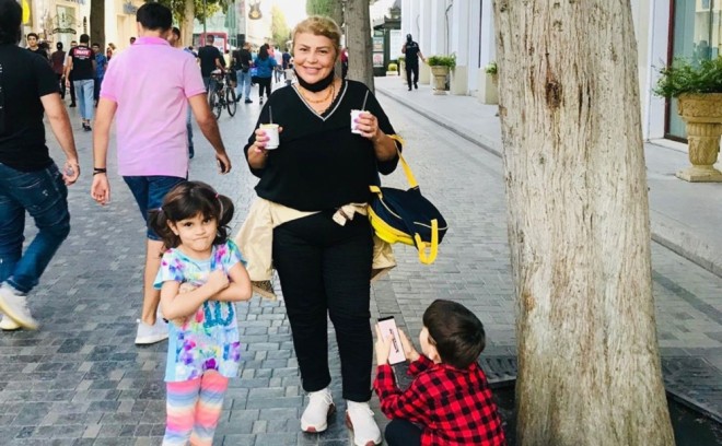 Əməkdar artist nəvələri ilə gəzintiyə çıxdı - foto