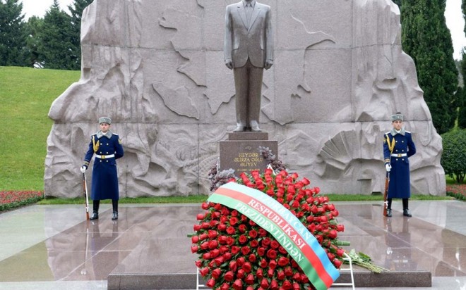 İlham Əliyev Mehriban Əliyeva Fəxri xiyabanda və Şəhidlər xiyabanında oldular
