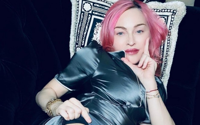 Madonna ilkdəfə&nbsp; döymə etdirdi - foto