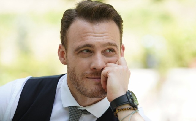 Aktyor başına saç əkdirdi