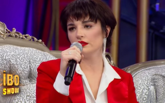 Aktrisa “Küçələrə su səpmişəm” oxudu - video