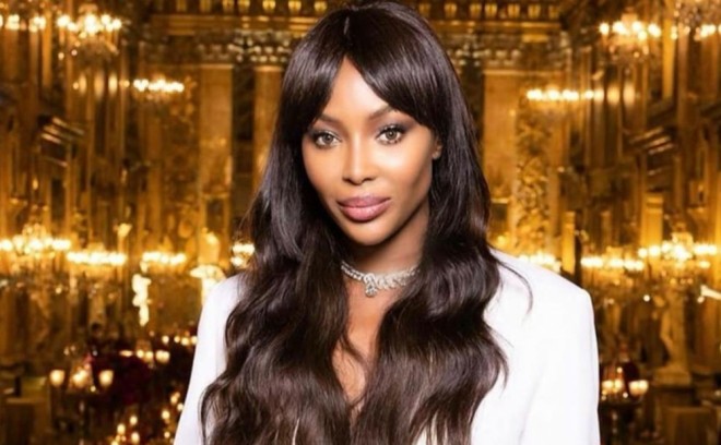 Model tibb işçilərinə yardım etdi