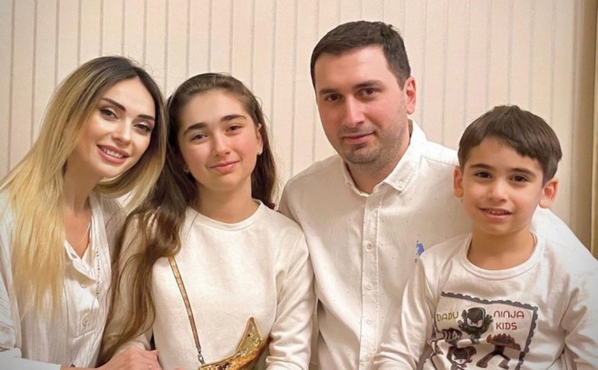 Manana ailəsi ilə birlikdə fotosunu paylaşdı