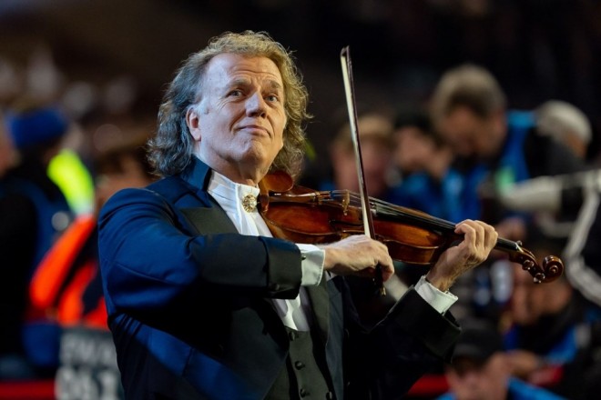 Andre Ryo koronavirusa görə skripkasını satır