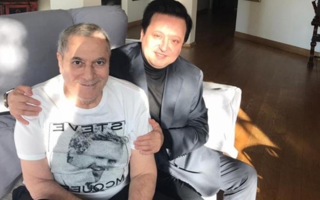 Şoumen yeriməyə başladı