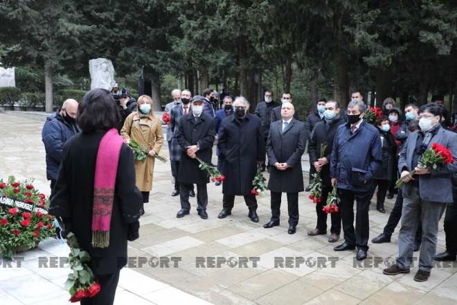 Qara Qarayevin məzarı ziyarət olunub