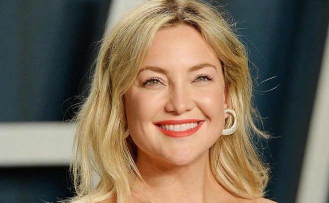 Aktrisa gözəl libasları sevir - foto