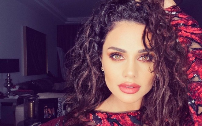 Günel izləyicilərinə sərt cavab verir