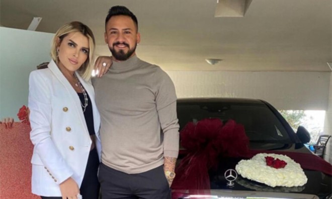 Əri müğənni xanımına avtomobil bağışladı
