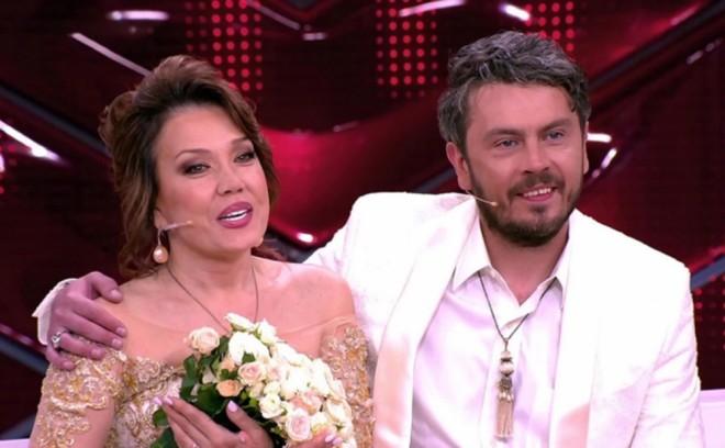 Özbək müğənni sevgilisinə ərə gedir