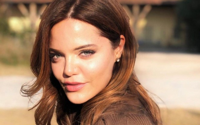 Aktrisa sinəsini böyütdürüb - foto