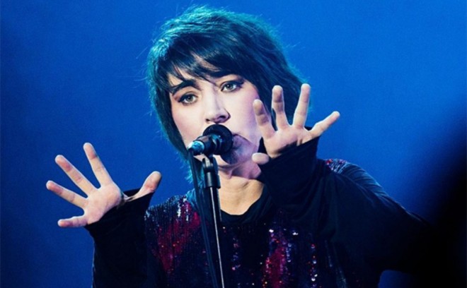 Müğənni yazıçını məhkəməyə verib