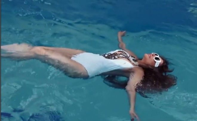 Aygün çimərlikdə belə üzür - foto