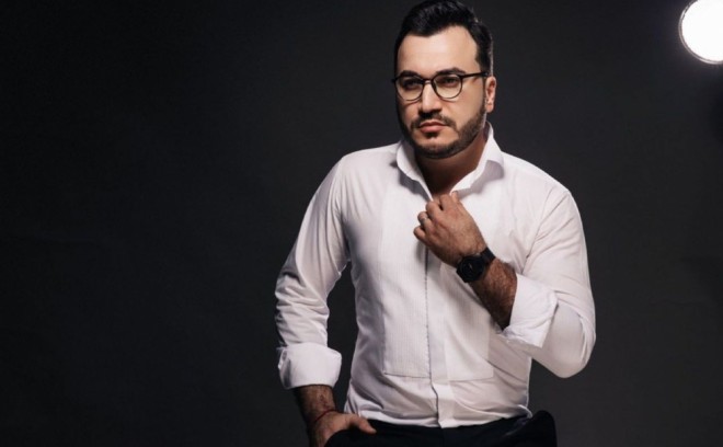 Elvin bizneslə məşğuldur