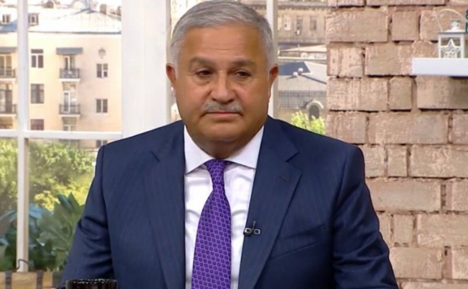 Əməkdar artist xanımı ilə eyni qabda yemək yeyir