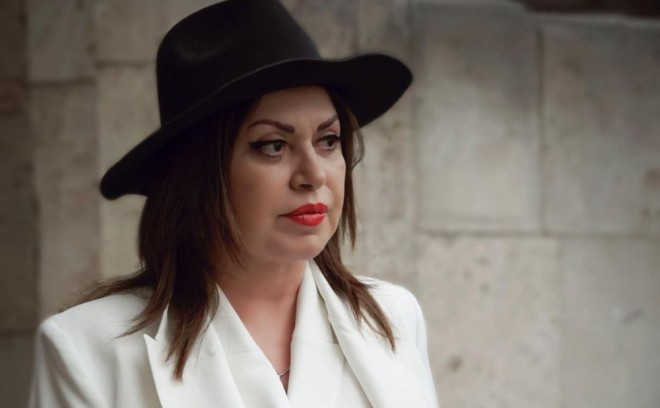 Əməkdar artist teatrın açılmamasına etiraz etdi