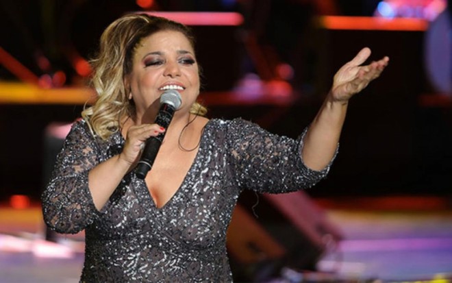 Kibariyə səhnə arxasından oxuyurmuş