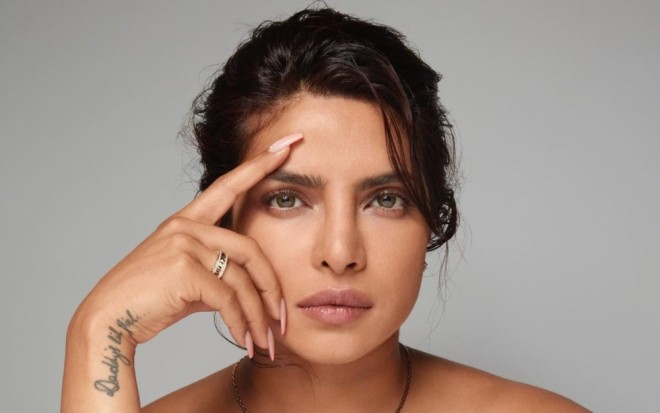 Hind gözəli sarıkök maskası edir