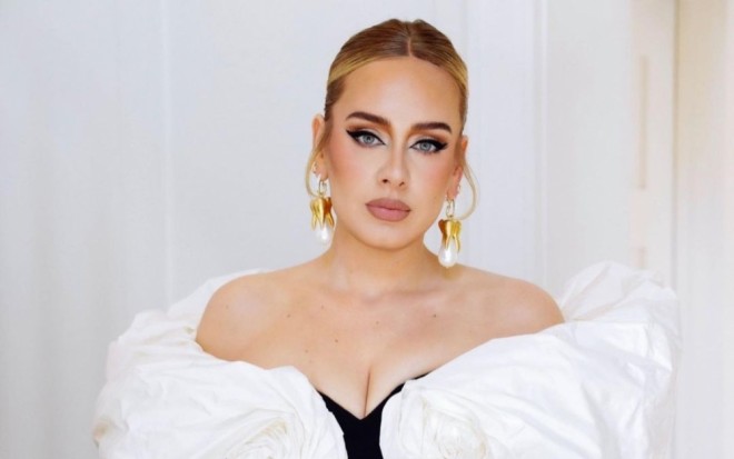 Adel 6 ildən sonra səhnəyə qayıdıb