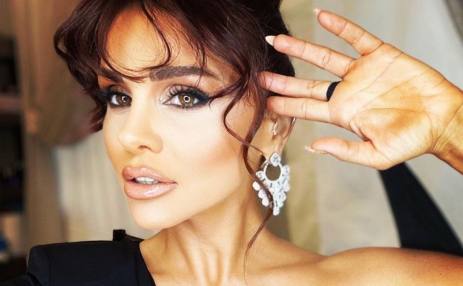 Günel paltarlarının bir qismini satışa çıxarır