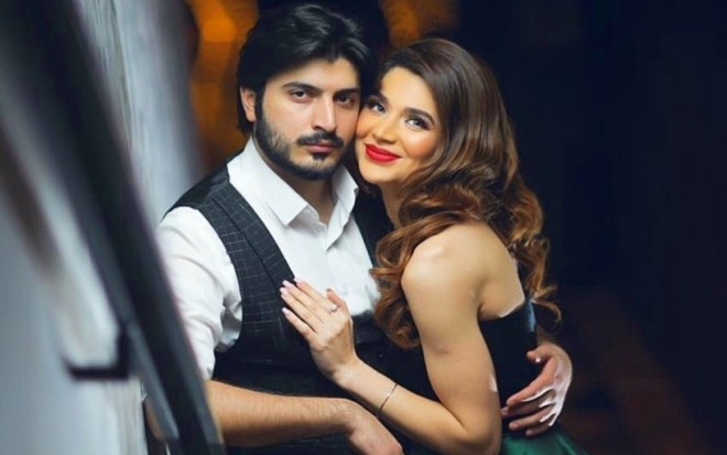 Ülviyyə səhnədə ərini qısqanmır